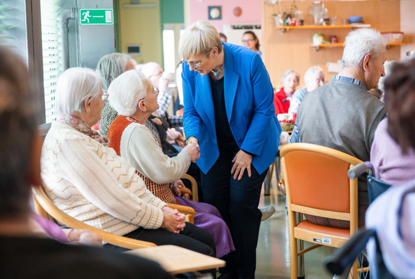 Predsednica Pirc Musar je na novoletni dan obiskala Dom starejših občanov Domžale.
