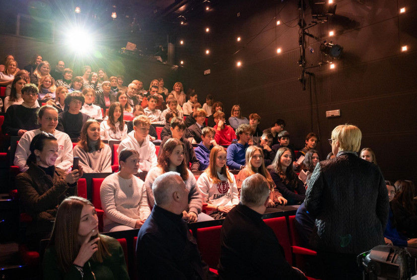 Predsednica republike in soprog sta si ogledala predstavo Dnevnik Ane Frank.