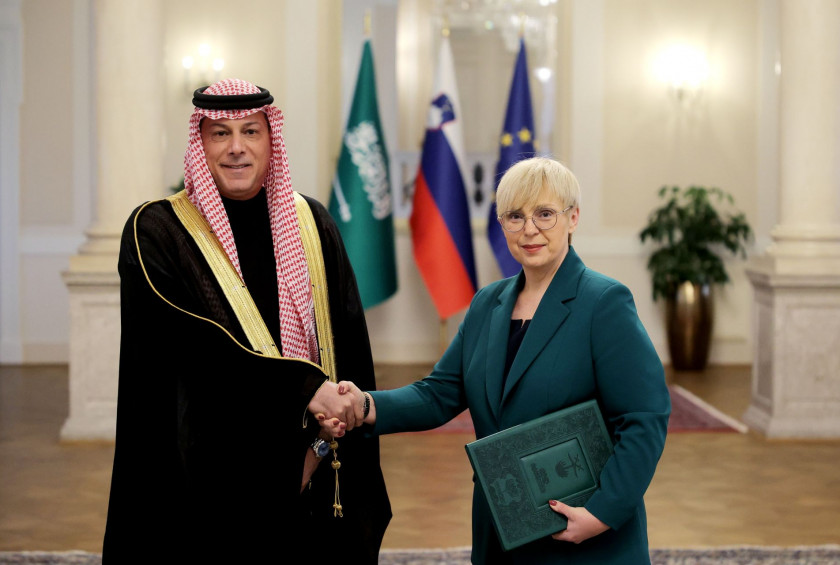 Novoimenovani izredni in pooblaščeni veleposlanik Kraljevine Saudove Arabije dr. Abdulah bin Kalid Tavla je predsednici Republike Slovenije predal poverilno pismo.