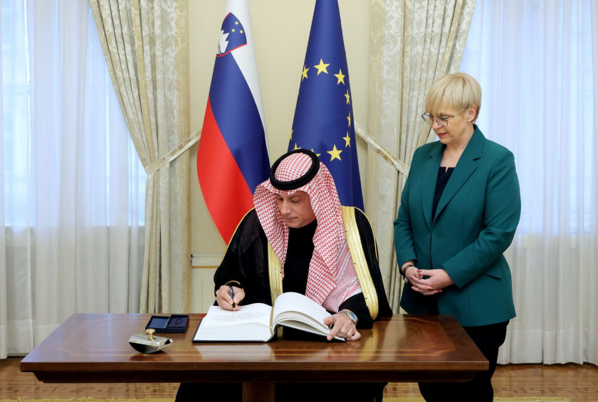 Novoimenovani izredni in pooblaščeni veleposlanik Kraljevine Saudove Arabije dr. Abdulah bin Kalid Tavla je predsednici Republike Slovenije predal poverilno pismo.