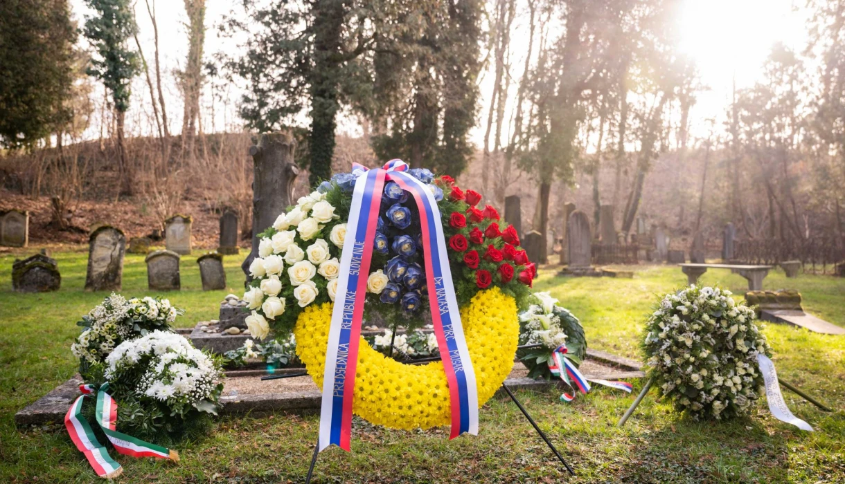 Gardna enota Slovenske vojske je v imenu predsednice Republike Slovenije položila venec k spomeniku na judovskem pokopališču v Dolgi vasi pri Lendavi.