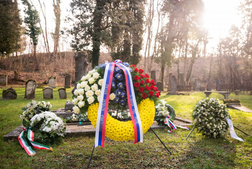 Gardna enota Slovenske vojske je v imenu predsednice Republike Slovenije položila venec k spomeniku na judovskem pokopališču v Dolgi vasi pri Lendavi.