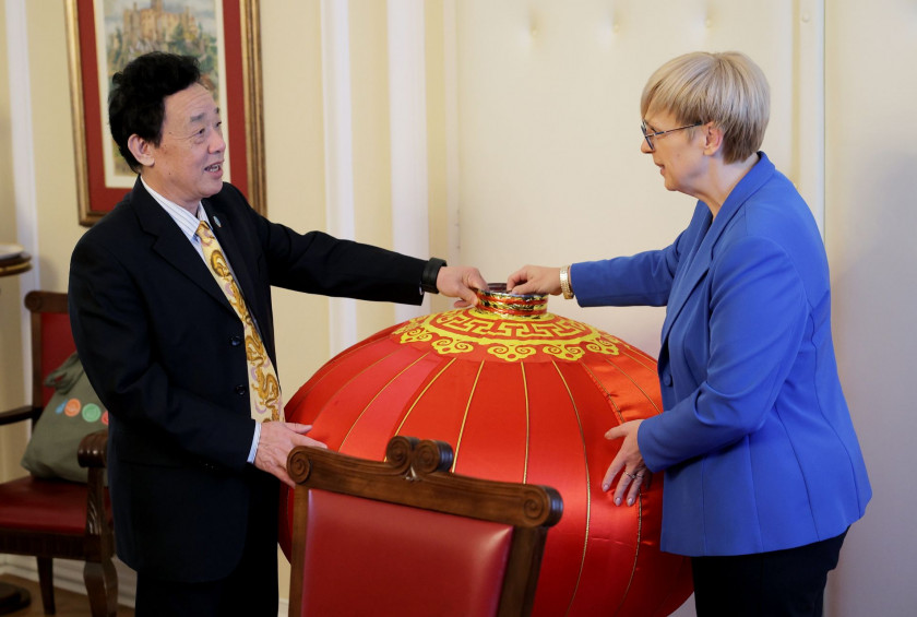 Generalni direktor FAO obdaruje predsednico. 