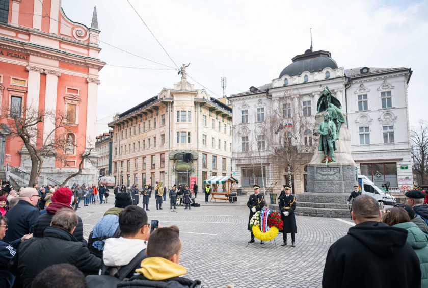 Gardna enota Slovenske vojske je v imenu predsednice Republike Slovenije položila venec k spomeniku Francetu Prešernu v Ljubljani.