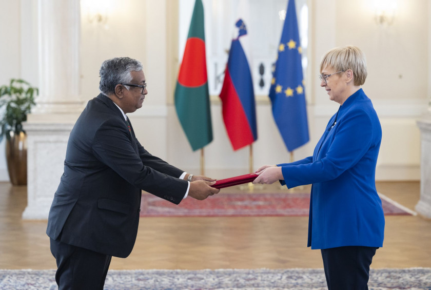 Novoimenovani izredni in pooblaščeni veleposlanik Ljudske republike Bangladeš Asad Alam Siam je predsednici Republike Slovenije predal poverilno pismo.