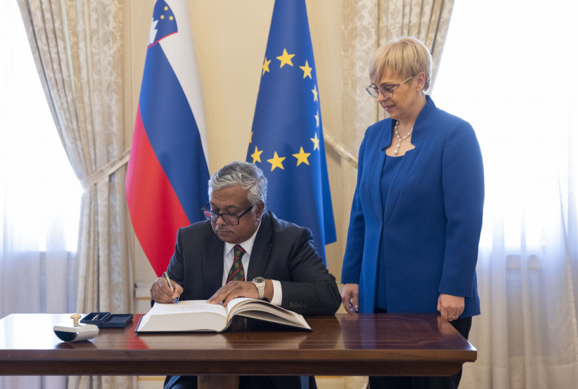 Novoimenovani izredni in pooblaščeni veleposlanik Ljudske republike Bangladeš Asad Alam Siam je predsednici Republike Slovenije predal poverilno pismo.