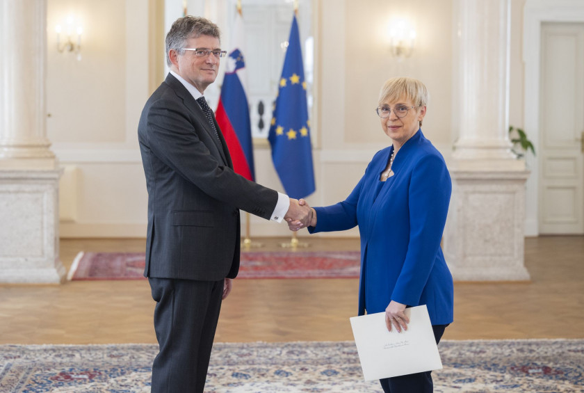 Novoimenovani izredni in pooblaščeni veleposlanik Italijanske republike Giuseppe Cavagna je predsednici republike predal poverilno pismo.