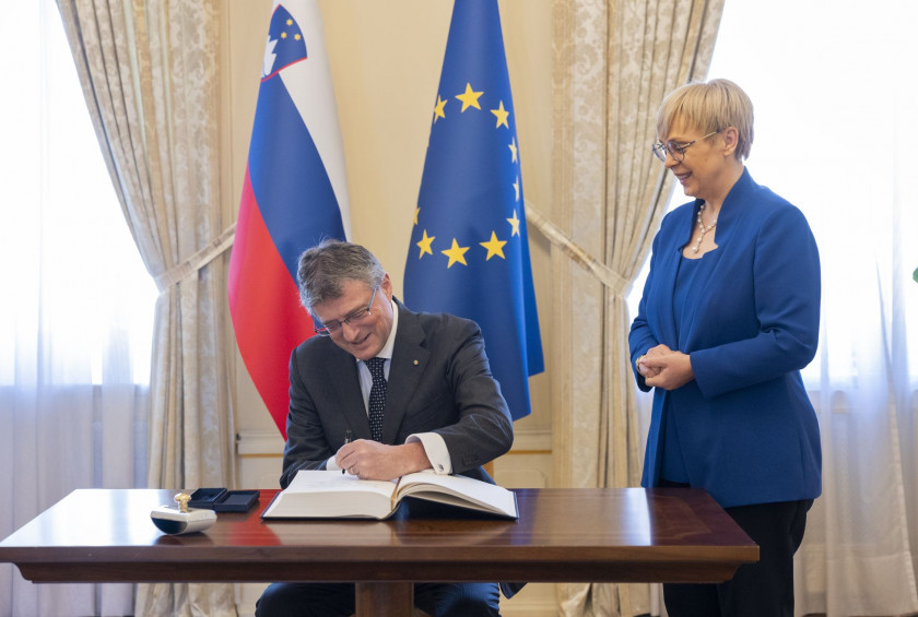 Novoimenovani izredni in pooblaščeni veleposlanik Italijanske republike Giuseppe Cavagna je predsednici republike predal poverilno pismo.