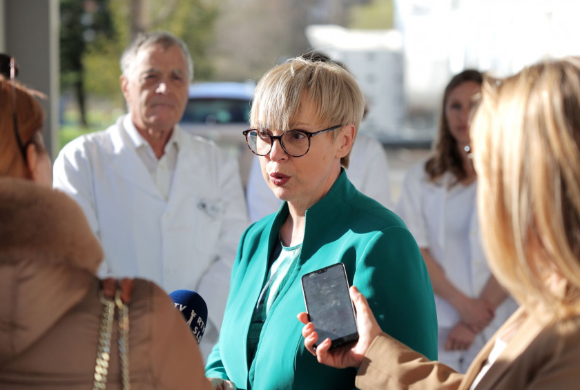 Predsednica republike je na materinski dan obiskala Bolnišnico Postojna.