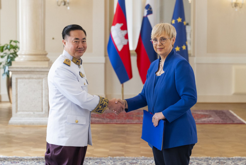 Novoimenovani izredni in pooblaščeni veleposlanik Kraljevine Kambodže Chheang Thyra je predsednici republike predal poverilno pismo.