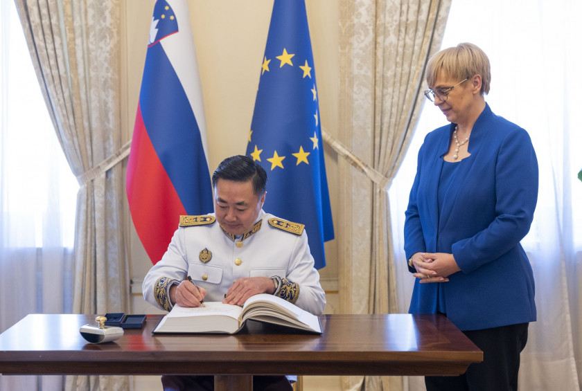 Novoimenovani izredni in pooblaščeni veleposlanik Kraljevine Kambodže Chheang Thyra je predsednici republike predal poverilno pismo.