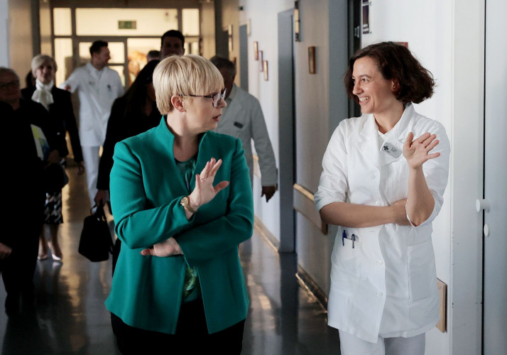 Predsednica republike je na materinski dan obiskala Bolnišnico Postojna.