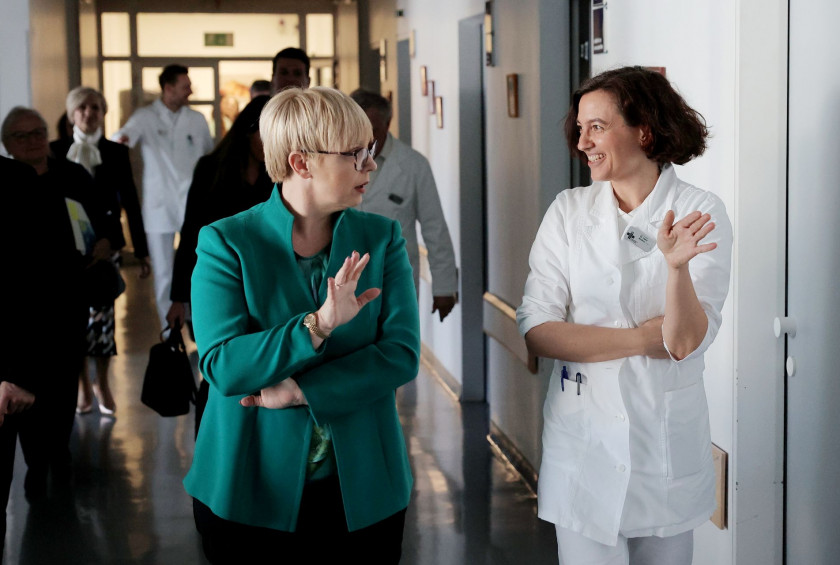 Predsednica republike je na materinski dan obiskala Bolnišnico Postojna.