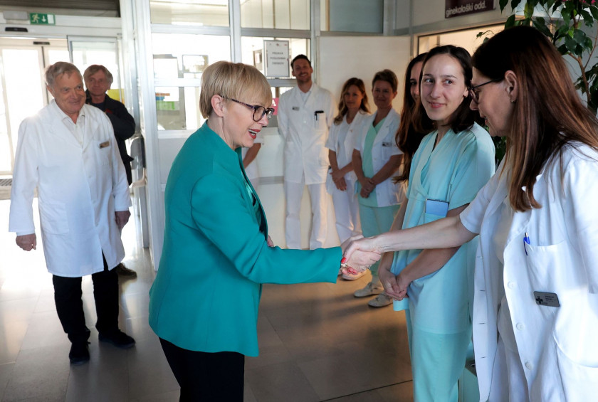 Predsednica republike je na materinski dan obiskala Bolnišnico Postojna.