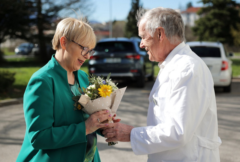 Predsednica republike je na materinski dan obiskala Bolnišnico Postojna.