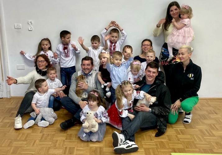 Soprog in sin predsednice Aleš in Maks Musar sta obiskala ukrajinske otroke v Slavini pri Postojni.