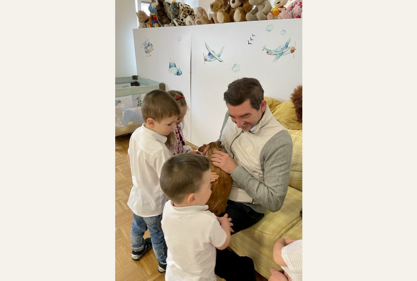Soprog in sin predsednice Aleš in Maks Musar sta obiskala ukrajinske otroke v Slavini pri Postojni.