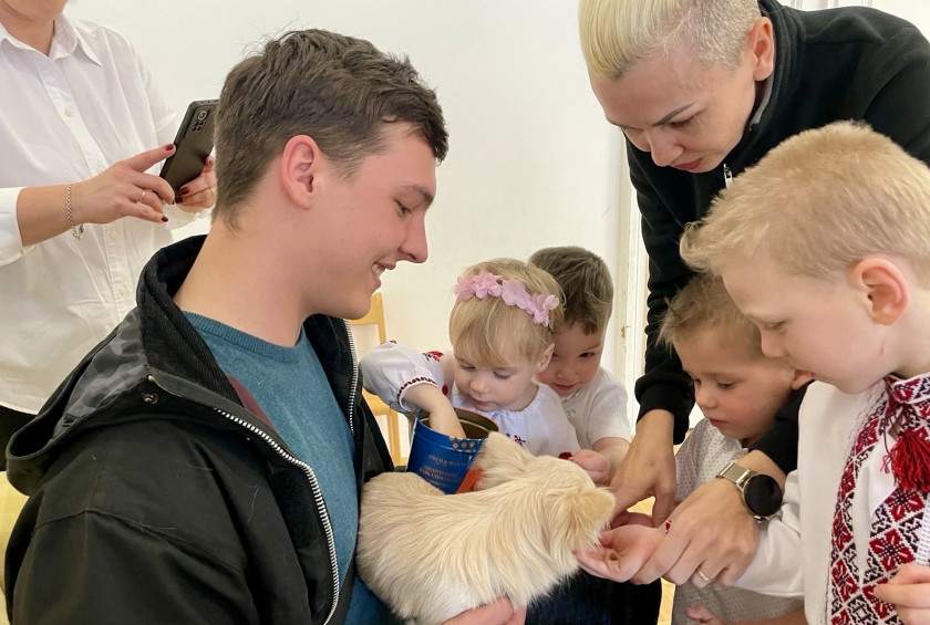 Soprog in sin predsednice Aleš in Maks Musar sta obiskala ukrajinske otroke v Slavini pri Postojni.