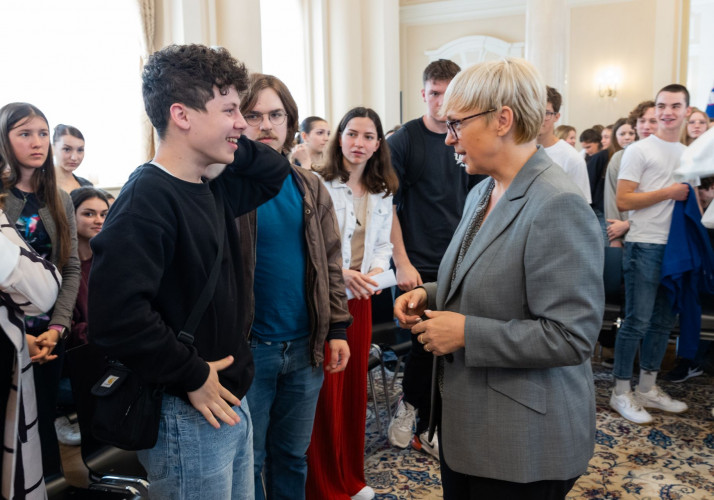 Predsednica republike je sprejela dijakinje in dijake Gimnazije in srednje šole Rudolfa Maistra Kamnik.