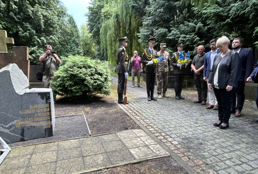 Predsednica Pirc Musar je na pokopališču Ličakiv v Lvivu položila venec k spomeniku padlim slovenskim vojakom v prvi svetovni vojni.