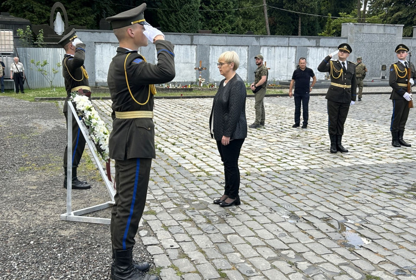 Predsednica Pirc Musar je na pokopališču Ličakiv v Lvivu položila venec k spomeniku padlim v obrambi Ukrajine.