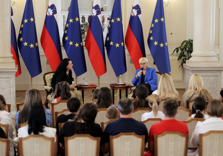Predsednica je sprejela udeležence poletnega tabora v romskem naselju Dolga vas