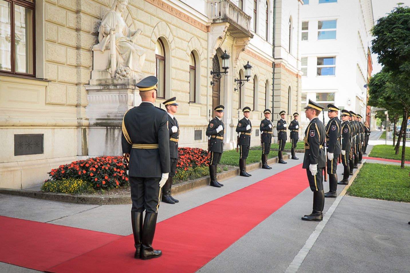 Častna garda pred predsedniško palačo.