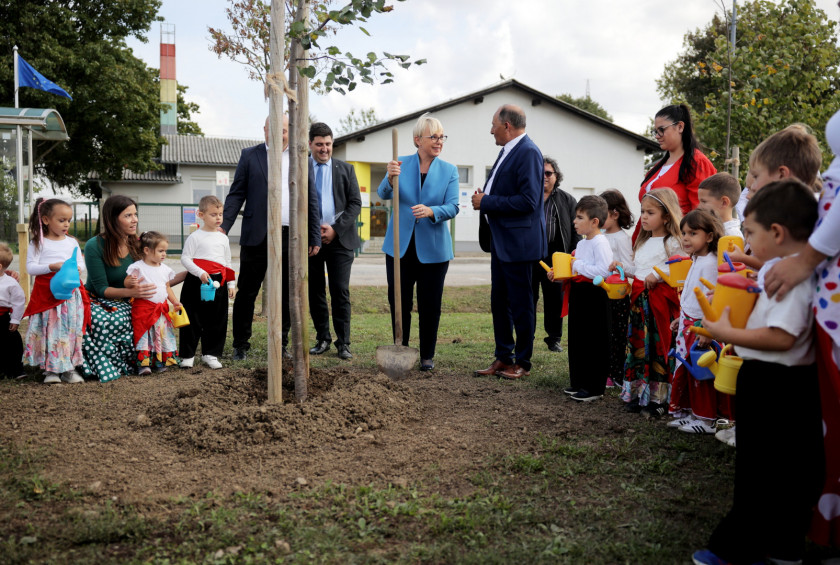 Predsednica republike Nataša Pirc Musar je obiskala romsko naselje Pušča, največje romsko naselje v Sloveniji.