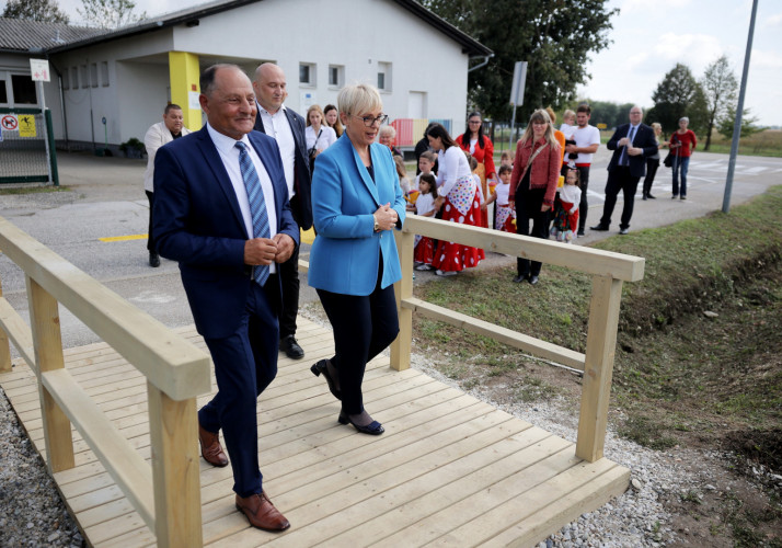 Obisk vrtca in odprtje novega mostička v naselju Pušča.