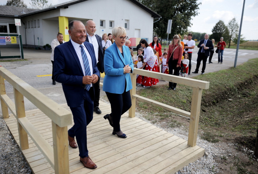 Obisk vrtca in odprtje novega mostička v naselju Pušča.