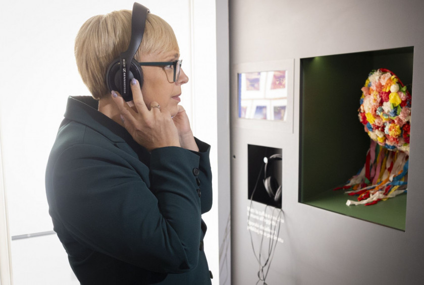 predsednica med poslusanjem vodene razstave