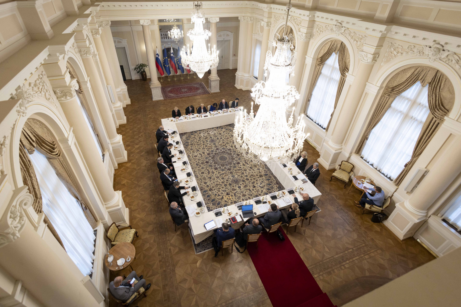 Omizje z udeleženci predsedničinega posveta o določitvi lokacije pokopa žrtev vojnega nasilja in povojnih pobojev v Predsedniški palači.