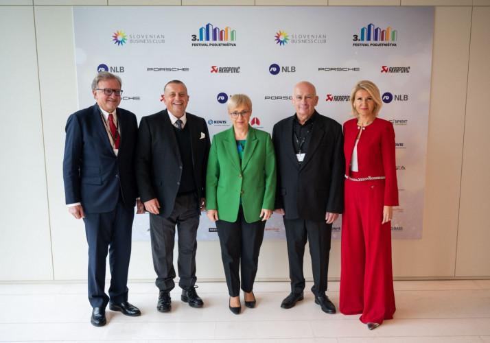 skupinska s predsednico SBC pred wallom