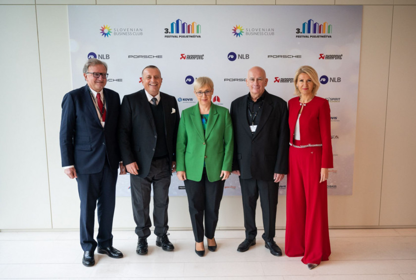 skupinska s predsednico SBC pred wallom