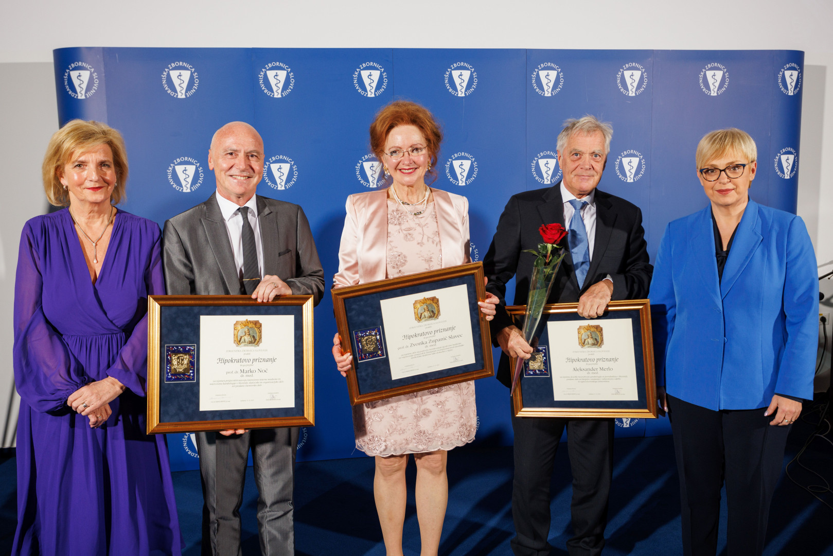 Prejemniki Hipokratovih odličij: dr. Zvonka Zupančič Slavec, dr. Aleksander Merlo in dr. Marko Noč. Ob njih predsednica republike Nataša Pirc Musar in predsednica Zdravniške zbornice Slovenije dr. Bojana Beović.. 