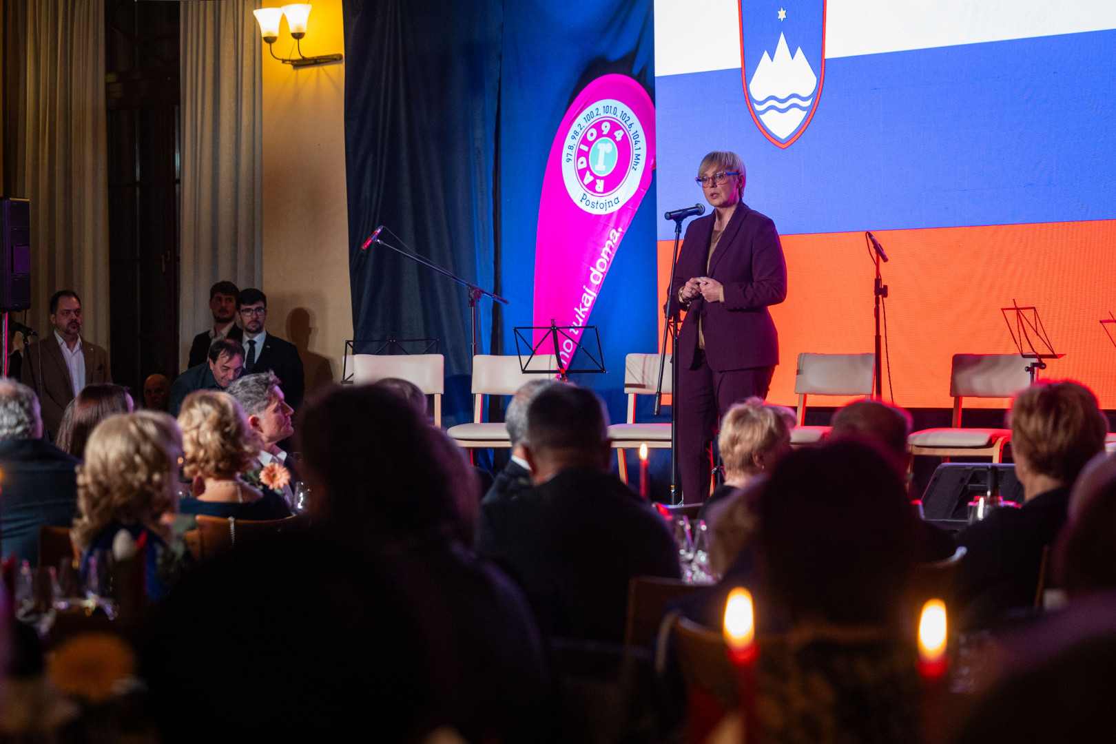 Predsednica republike ima govor na odru.