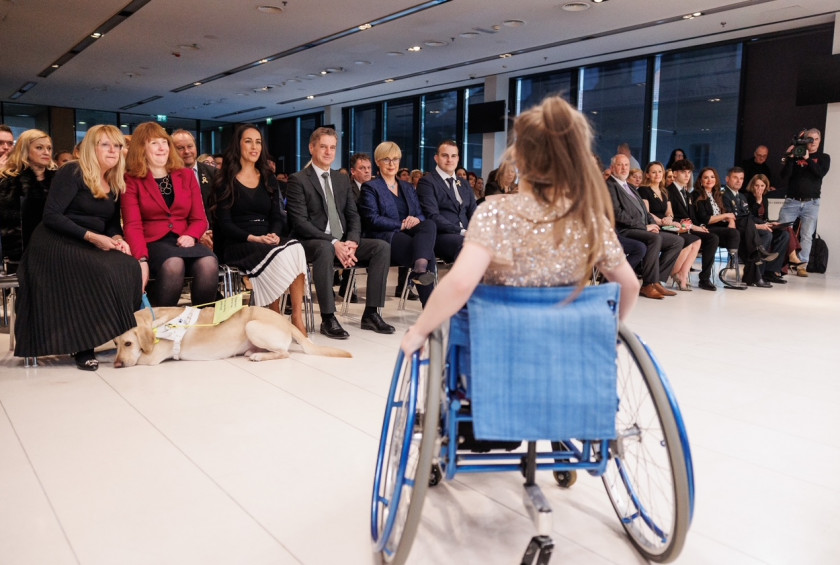 deklica na vozicku plese