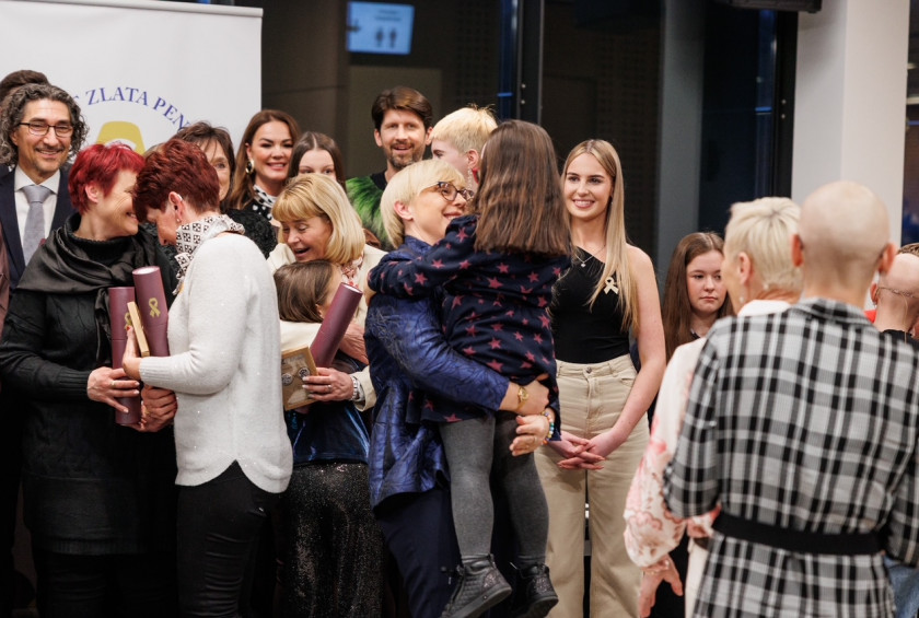 predsednica drzi v narocju deklico