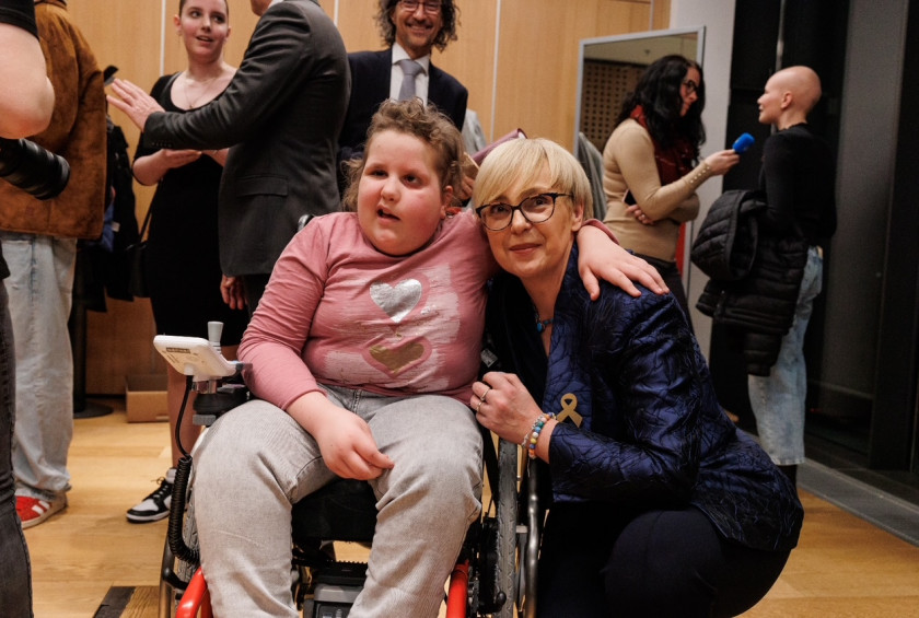 predsednica z deklico na vozicku