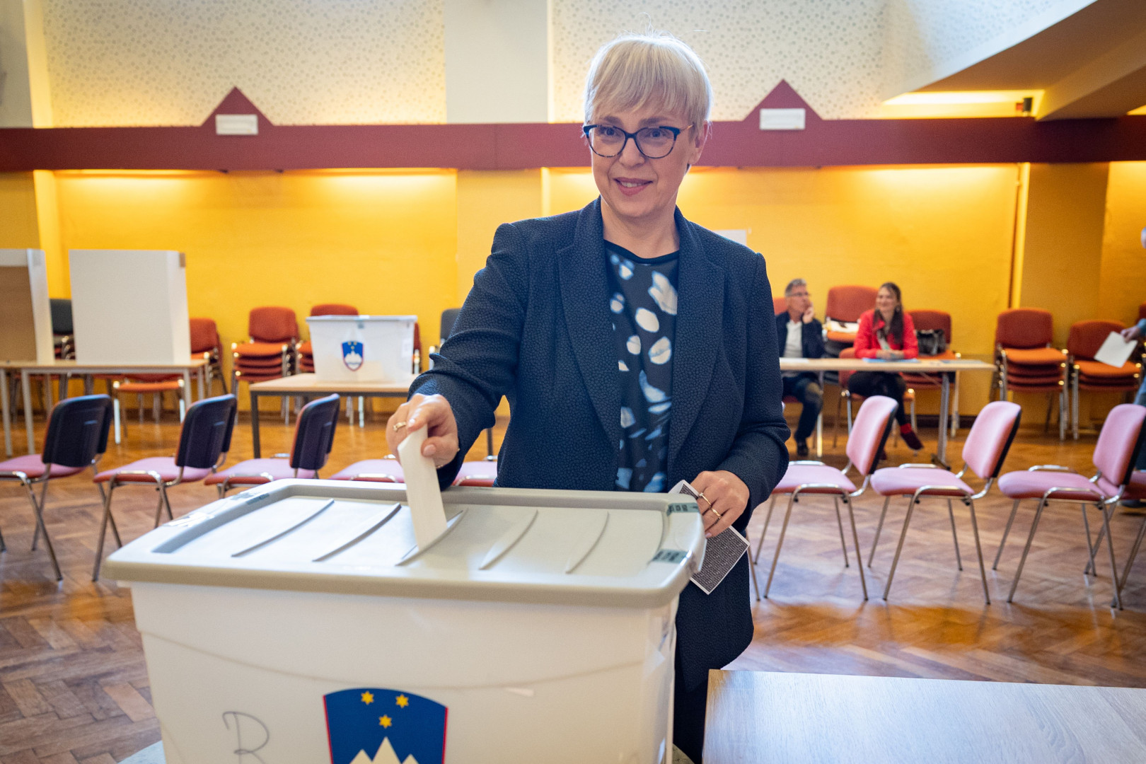 Predsednica oddaja svoj glas v volilno skrinjico.