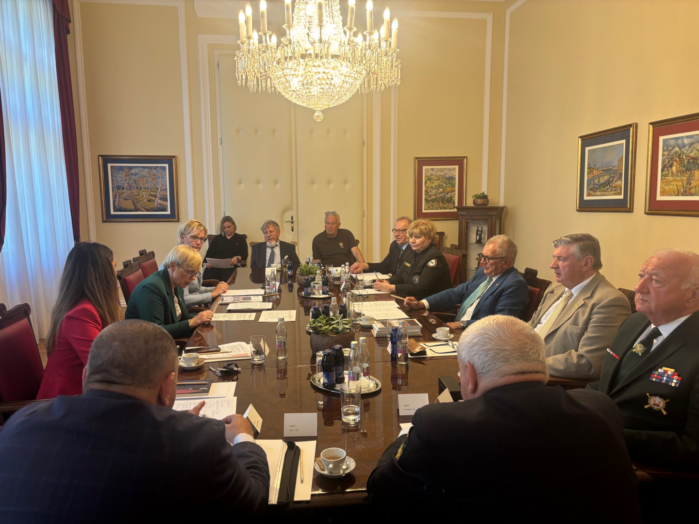 Predsednica republike v pogovoru s predstavniki Koordinacije domoljubnih in veteranskih organizacij Slovenije. 