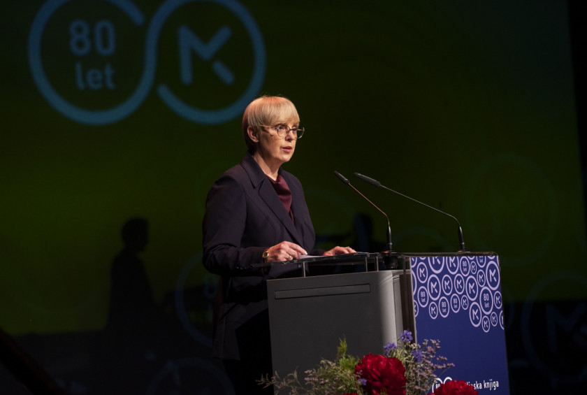 predsednica med govorom