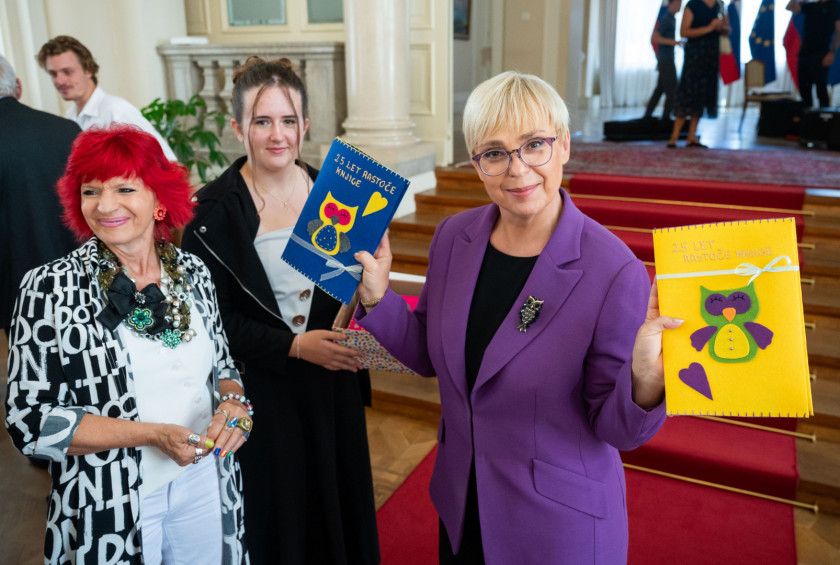 PREDSEDNICA Z OVITKOMA