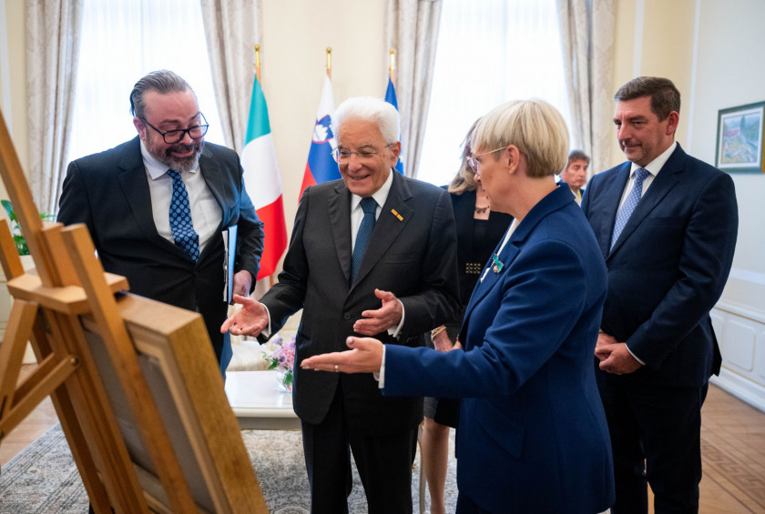 predsednica med predajo protokolarnih daril slike