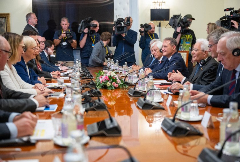 uradni pogovori med delegacijama