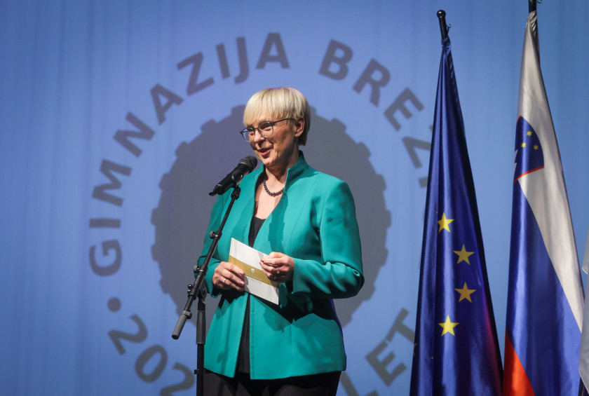 predsednica med govorom