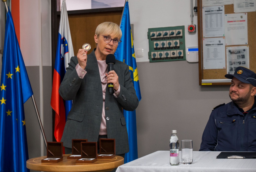 predsednica s predsedniškim kovancem