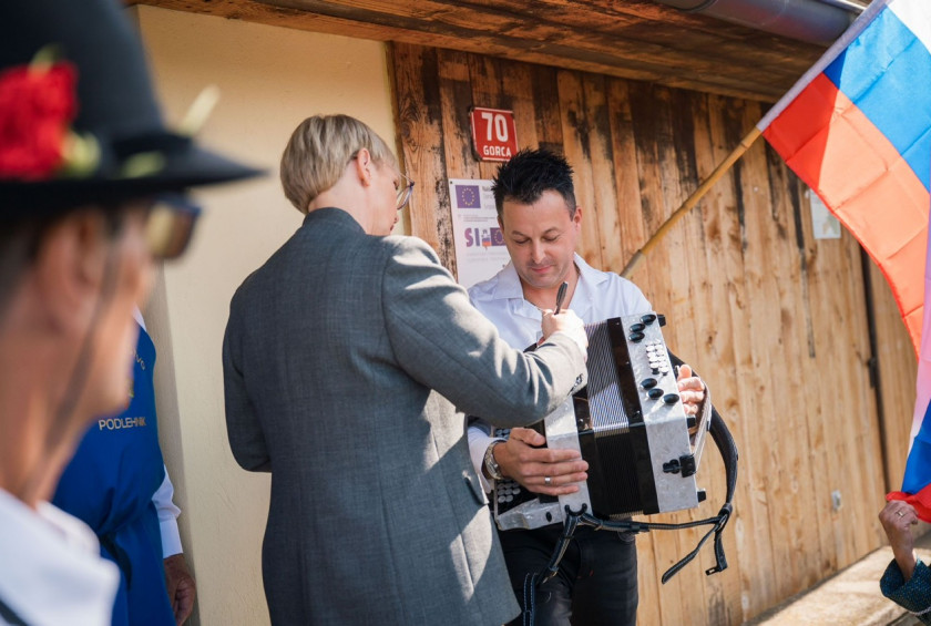 predsednica z narodnimi nošami