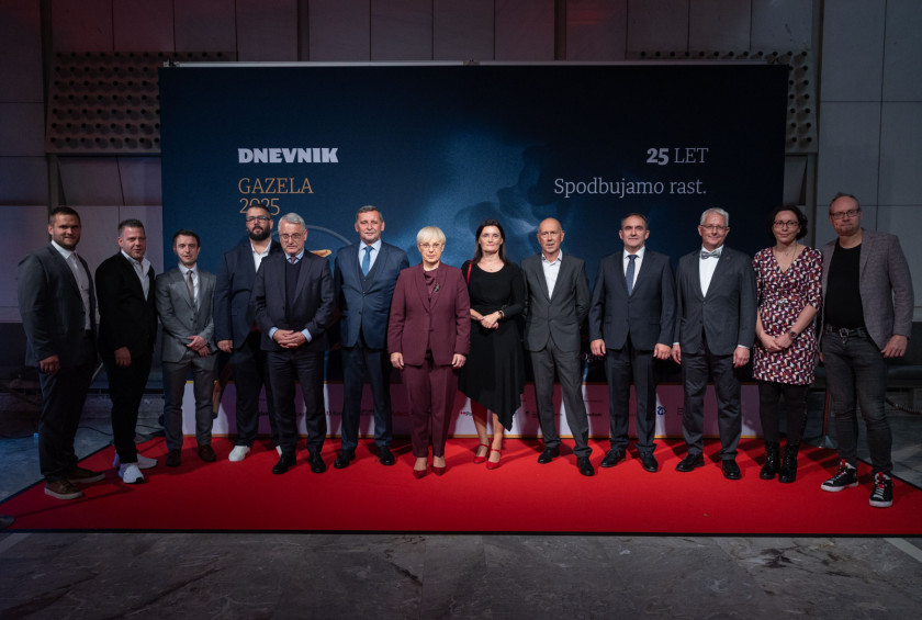 skupinska nagrajenci in organizatorji s predsednico