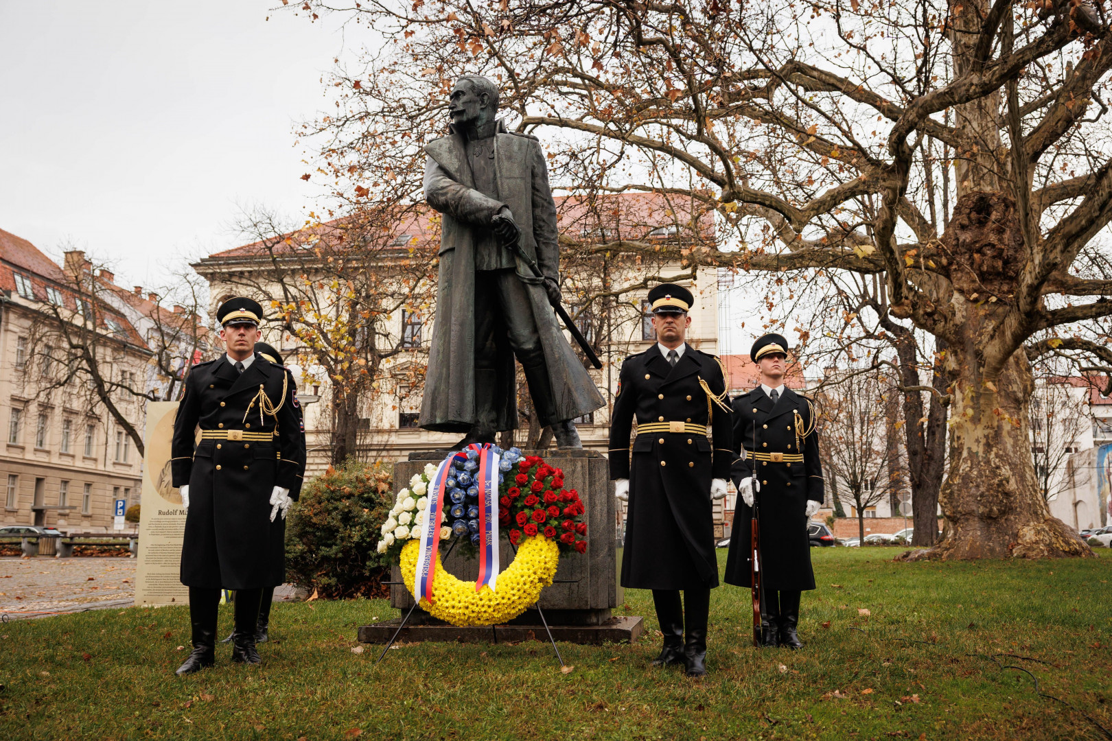 Garda položi venec v imenu predsednice k pomeniku Rudolfa Maistra.
